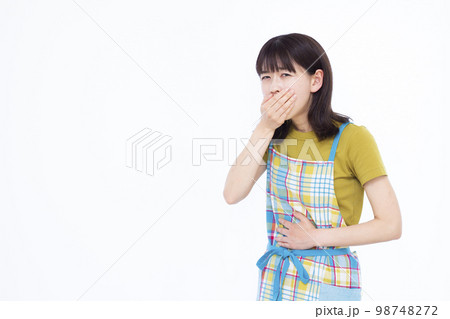 食あたりに苦しむ30代の主婦 食あたりに苦しむ30代の主婦 98748272