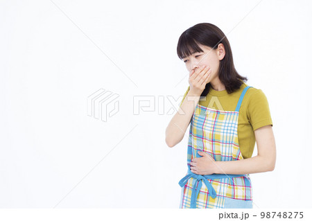 食あたりに苦しむ30代の主婦 食あたりに苦しむ30代の主婦 98748275