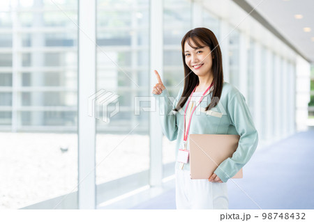オフィスのエンジニアの若い女性 98748432