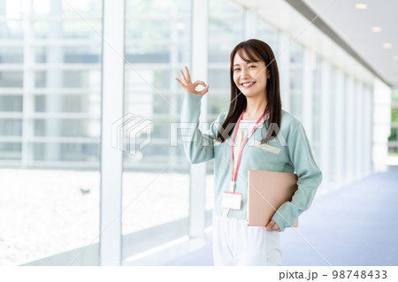 オフィスのエンジニアの若い女性 98748433