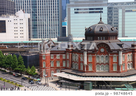 東京駅丸の内口　東京都千代田区丸の内 赤レンガ造りのレトロモダンな建物ターミナル駅と高層ビル 98748645