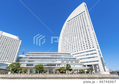 神奈川県横浜市　快晴の横浜みなとみらい21　パシフィコ横浜 98748867