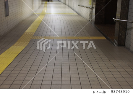 誰もいない地下鉄の通路 98748910