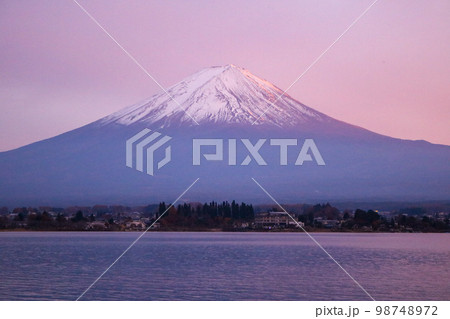富士山と朝焼け 富士山と朝焼け 98748972