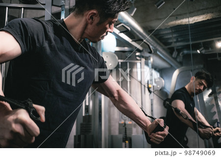 ジムで上半身を鍛えてる男性 ジムで上半身を鍛えてる男性 98749069