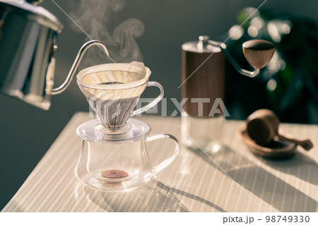 珈琲　コーヒー　ハンドドリップ　HARIO V60　抽出　湯気　レトロ　ビンテージ調 98749330