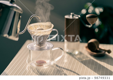 珈琲 コーヒー ハンドドリップ HARIO V60 抽出 湯気 レトロ ビンテージ調 珈琲 コーヒー ハンドドリップ HARIO V60 抽出 湯気 レトロ ビンテージ調 98749331