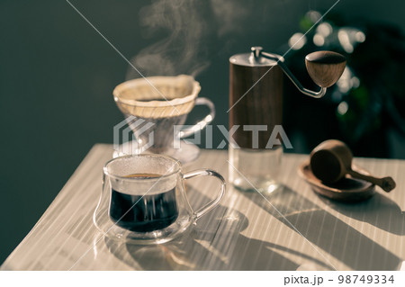 珈琲　コーヒー　ハンドドリップ　HARIO V60　抽出　湯気　レトロ　ビンテージ調 98749334