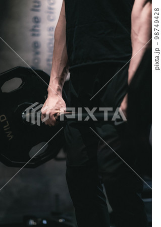 バーベルを持ち上げる男性 バーベルを持ち上げる男性 98749428
