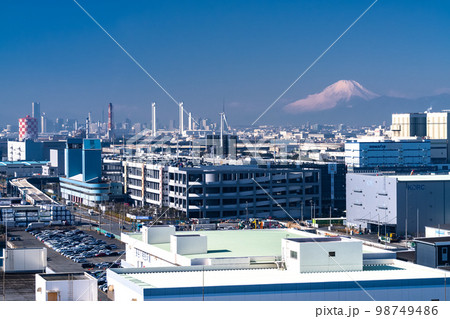 《神奈川県》京浜工業地帯・川崎の工業地帯と富士山の風景 98749486