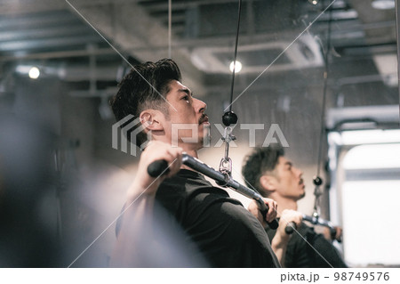 ジムで筋トレする男性 98749576