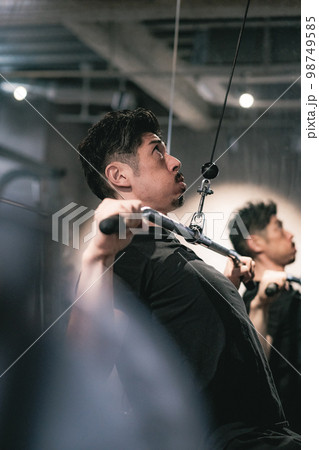 ジムで筋トレする男性 98749585