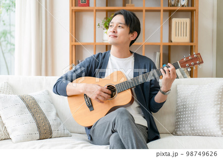 ギターを弾く男性　リビング 98749626