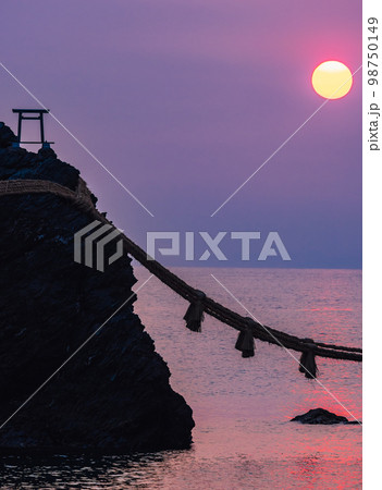 伊勢　二見浦の日の出 98750149