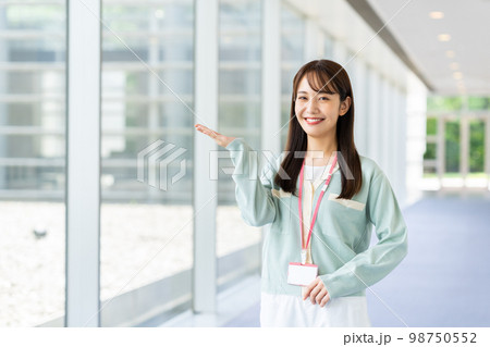 オフィスのビジネスウーマン　 98750552