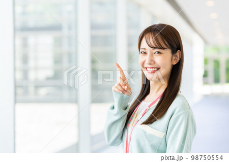 オフィスのビジネスウーマン　 98750554