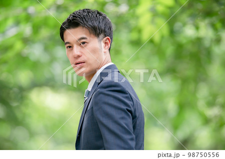 ビジネスマン　新緑　 98750556