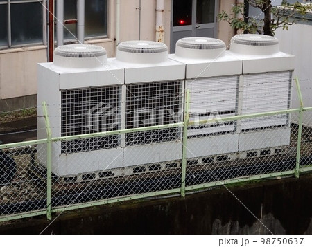 冬の業務用エアコン室外機 冬の業務用エアコン室外機 98750637