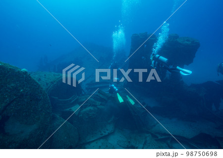 小笠原　沈船　利根川丸を潜るダイバー 98750698