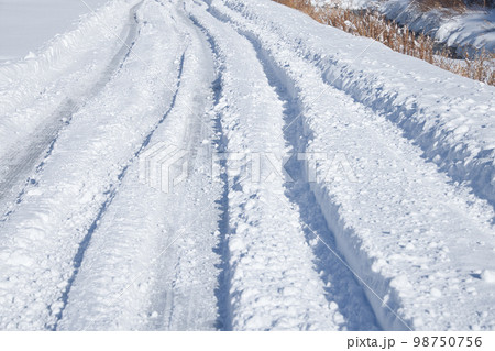 雪の日の道路　わだち 98750756