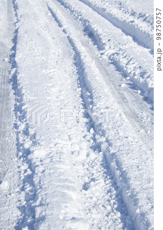 雪の日の道路　わだち 98750757