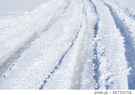 雪の日の道路　わだち 98750758