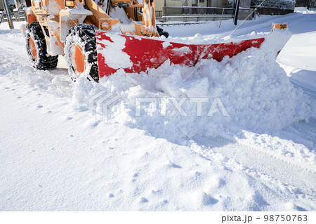 除雪ドーザ　道路除雪作業中 98750763
