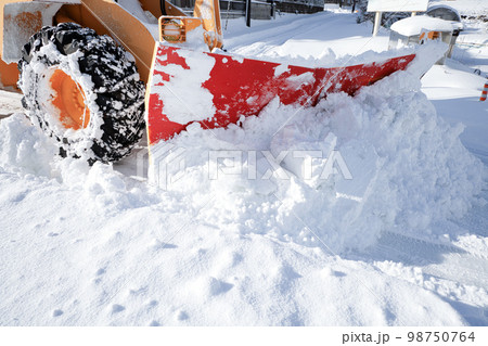 除雪ドーザ 道路除雪作業中 除雪ドーザ 道路除雪作業中 98750764