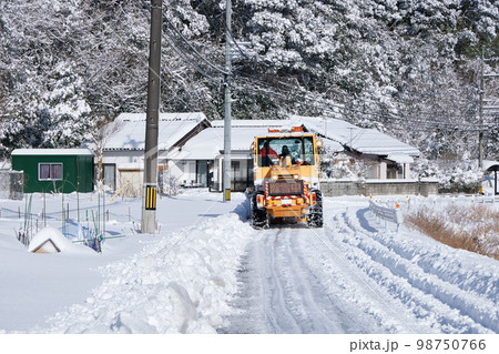 除雪ドーザ 道路除雪作業中 除雪ドーザ 道路除雪作業中 98750766