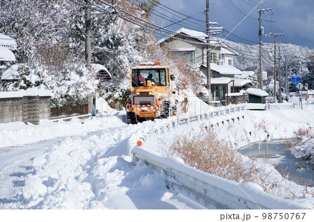 除雪ドーザ　道路除雪作業中 98750767
