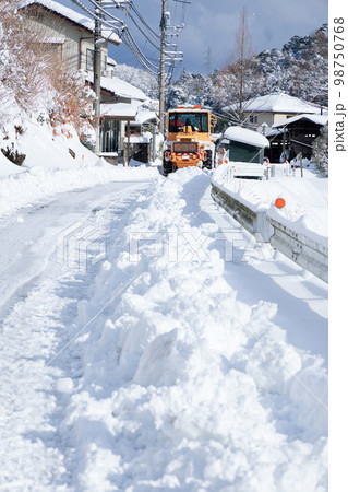 除雪ドーザ　道路除雪作業中 98750768