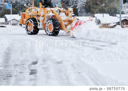 除雪ドーザ 道路除雪作業中 除雪ドーザ 道路除雪作業中 98750770