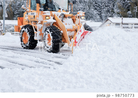 除雪ドーザ　道路除雪作業中 98750773