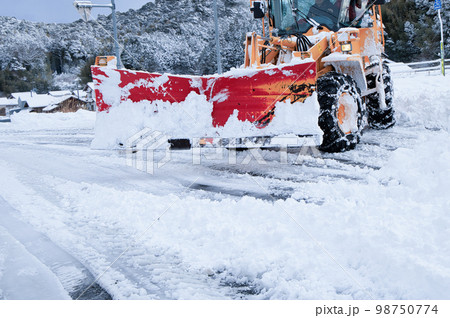 除雪ドーザ　道路除雪作業中 98750774