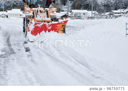 除雪ドーザ　道路除雪作業中 98750775