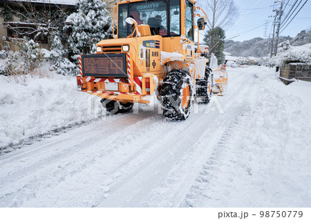 除雪ドーザ　道路除雪作業中 98750779