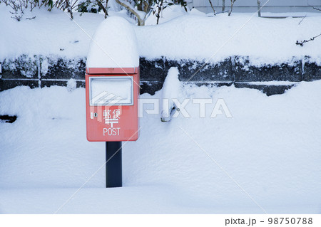 雪の帽子をかぶった郵便ポスト 98750788