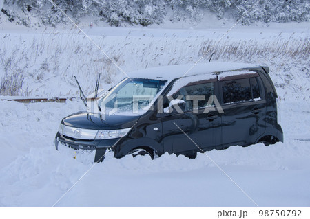 雪にすっぽり埋まった車 98750792