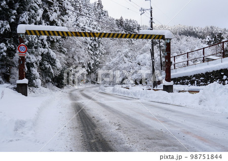 雪の峠道 98751844