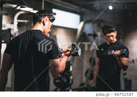 ジムで筋力トレーニングしている男性 98752587