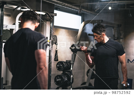 ジムで筋力トレーニングしている男性 98752592