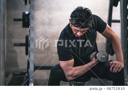 ジムで筋力トレーニングしている男性 98752610