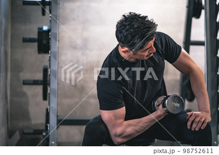 ジムで筋力トレーニングしている男性 98752611