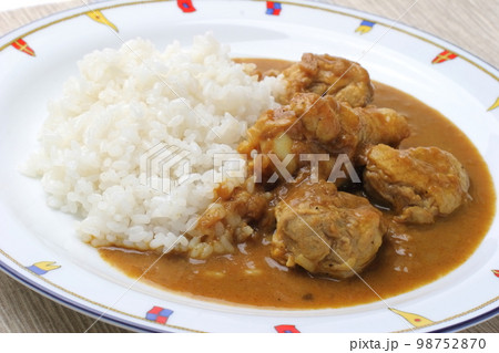 地鶏を使ったスパイシーなチキンカレー 98752870