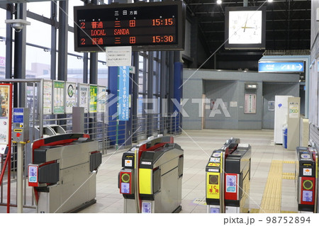 神戸電鉄公園都市線の「ウッディタウン中央駅」 神戸電鉄公園都市線の「ウッディタウン中央駅」 98752894