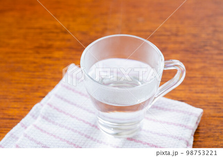 グラスに入った白湯 98753221