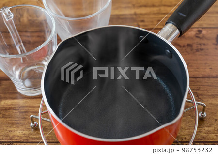 鍋で作って冷ます白湯 98753232