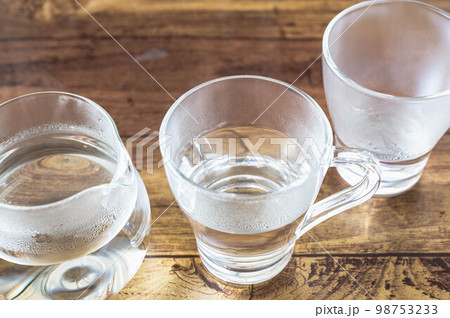 グラスに入った白湯 98753233
