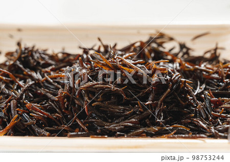 食品トレーにのせたヒジキ 98753244
