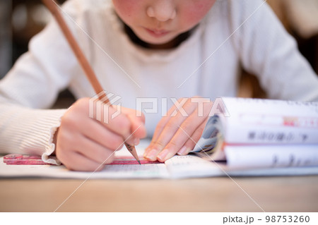 自宅で勉強をする子供の手元 自宅で勉強をする子供の手元 98753260